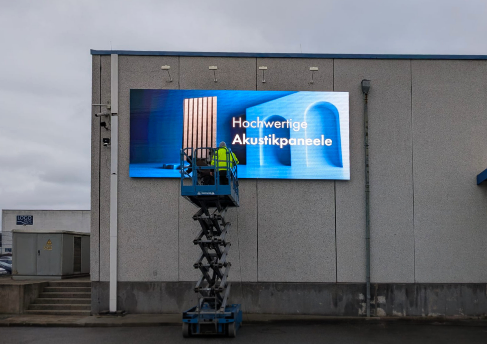 Aufnahme der Installation des LED-Displays für Außenwerbung bei Akustikpaneele-Hersteller "By Jacobsen".